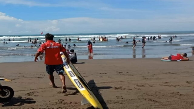 Bocah-SD-Terseret-Ombak-dan-Tenggelam-di-Pantai-Pangandaran.jpg
