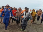 Bocah SD yang Terseret Ombak Pantai Pangandaran Ditemukan Tewas Bocah-SD-yang-terseret-ombak-Pantai-Pangandaran.jpg