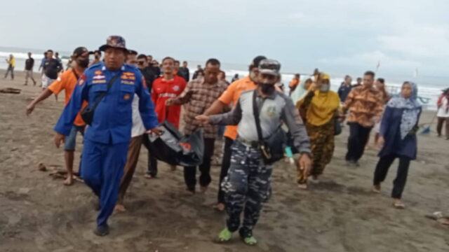 Bocah-SD-yang-terseret-ombak-Pantai-Pangandaran.jpg