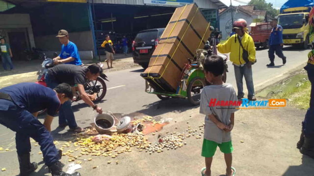 Cilok-Berhamburan-di-Tengah-Jalan-Raya-Banjarsari-Ciamis.jpg