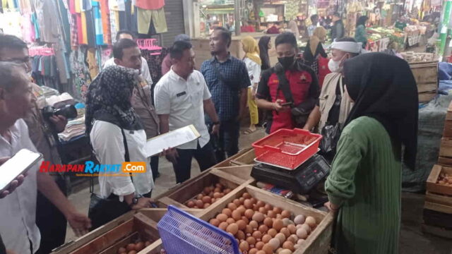 DKUKMP-Ciamis-Monitoring-Harga-Kebutuhan-Pokok-di-Pasar-Manis.jpg