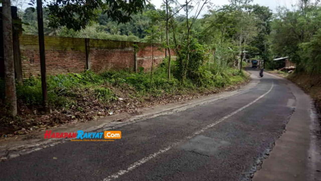 Drainase-Jalan-Kabupaten-di-Kawali-Ciamis-Tersumbat.jpg