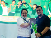 6.000 Lebih Mitra Grab Ikuti Keseruan HAJATAN Akhir Tahun Foto-3-Yandri-Korpriandi-kiri-salah-seorang-Mitra-Pengemudi-mendapatkan-doorprize-motor.-1.jpg