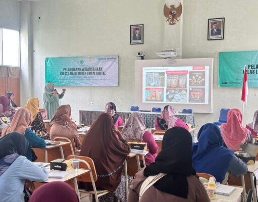 Dukung Umkm Kolaborasi Smartfren, PEBS FEB UI, MUI Garut, dan Indofood Foto3-Linda-Octaviana-Community-Development-Smartfren-saat-memberikan-materi-kewirausahaan-digital-di-hadapan-UMKM-Peserta-pelatihan-di-Gedung-Diklat-KKB-Garut-Jawa-Bar_copy_800x600.jpg