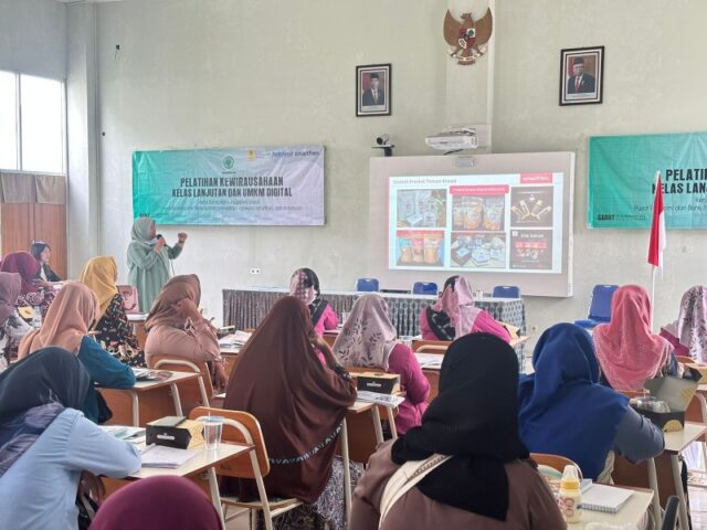 Foto3-Linda-Octaviana-Community-Development-Smartfren-saat-memberikan-materi-kewirausahaan-digital-di-hadapan-UMKM-Peserta-pelatihan-di-Gedung-Diklat-KKB-Garut-Jawa-Bar_copy_800x600.jpg