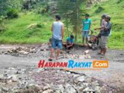 Warga Langkaplancar Pangandaran Swadaya Tambal Jalan Berlobang Jalan-Rusak.jpg