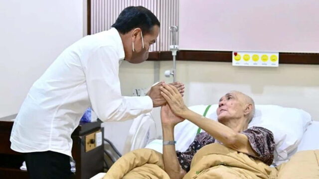 Jenguk-Try-Sutrisno-di-RSPAD-Presiden-Jokowi-Ngobrol-Persoalan-Bangsa-dan-Negara.jpeg