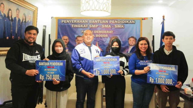 Jovan-Latuconsina-Serahkan-Beasiswa-untuk-Ratusan-Murid-di-Bogor.jpeg