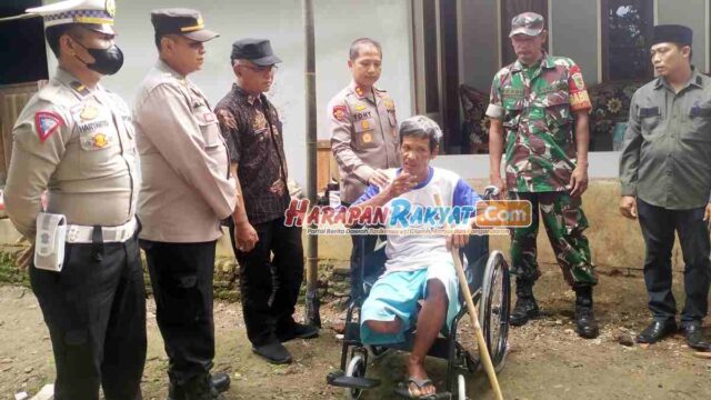 Kapolres-Ciamis-Berikan-Bantuan-Kursi-Roda-untuk-Penyandang-Disabilitas.jpg