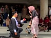 Lamar Kekasih saat Wisuda, Aksi Pria Ini Tuai Pro Kontra Lamar-Kekasih.jpg