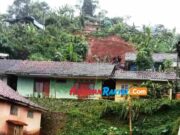 Hujan Deras, Dusun Legok 2 di Panawangan Ciamis Mencekam Longsor.jpg