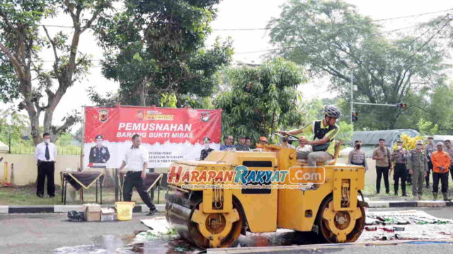 Polres-Banjar-Musnahkan-Ribuan-Botol-Miras-Hasil-Operasi-Pekat-2022.jpg