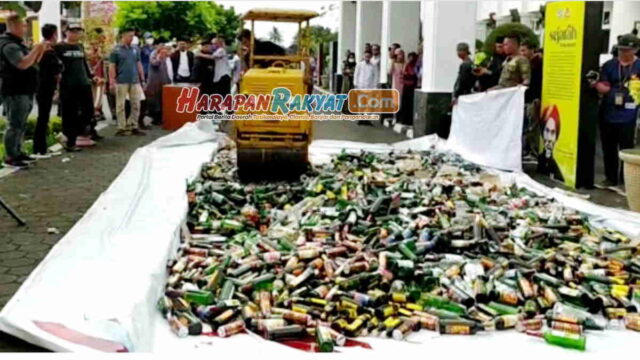 Ribuan-Botol-Miras-Hasil-Razia-di-Kota-Tasikmalaya-Dimusnahkan.jpg