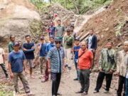 Saat Reses di Banjarsari Ciamis, Nanang Permana Tinjau Lokasi Longsor dan Berikan Bantuan Saat-Reses-di-Banjarsari-Ciamis-Nanang-Permana-Tinjau-Lokasi-Longsor-dan-Berikan-Bantuan.jpeg