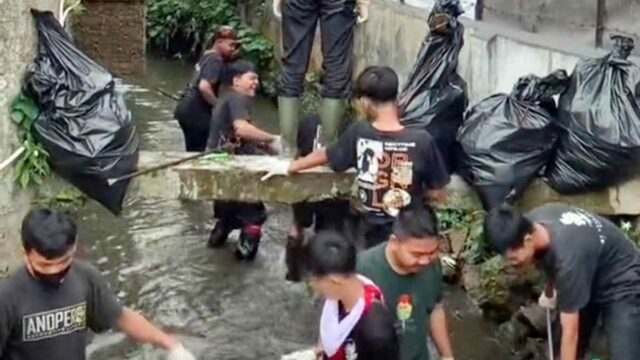 Video-Pemuda-Tasikmalaya-Bersihkan-Sampah-di-Sungai-Viral-di-TikTok.jpg