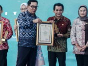Ciamis Raih Penghargaan Daerah Paling Inovatif dalam Penurunan Stunting di Jabar Wabup-Yana-D-Putra-Menerima-Penghargaan-dari-Gubernur-Jabar.jpg
