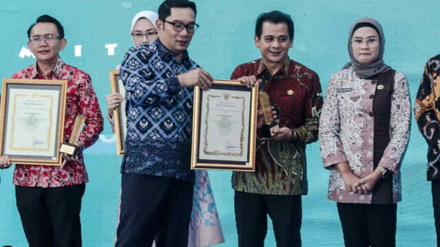 Wabup-Yana-D-Putra-Menerima-Penghargaan-dari-Gubernur-Jabar.jpg