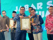 Pemkab Subang Raih Penghargaan Kabupaten Paling Berkomitmen Tangani Stunting dari Gubernur agus-masykur.jpg