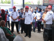 Bagikan BLT BBM, Bupati Ruhimat Ucapkan Terima Kasih ke Dinsos Subang kang-jimat-saat-bagikan-BLT-BBM.jpg