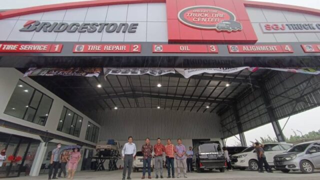 rockomotif-tire-truck-center-bridgestone.jpg