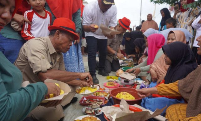 Bupati-Subang-saat-bersama-warga.jpg