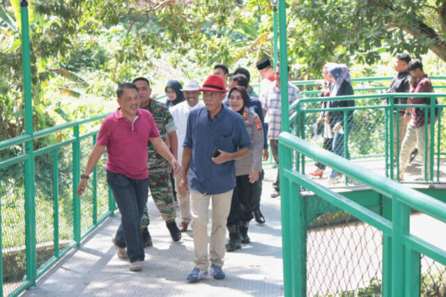Bupati-Subang-saat-meninjau-sky-walk-wisma-karya.jpg