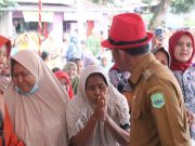 Potret Warga Saat Bupati Subang Umumkan eks HGU PG Rajawali Siap Disertifikatkan Bupati-subang-bersama-warga.jpg