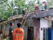 Banjar Diguyur Hujan Disertai Angin Kencang, 1 Rumah Tertimpa Pohon Tumbang IMG_20230123_191840_vdQutocl2i_3BRZUMUF0y.jpeg