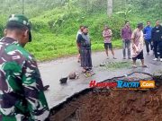 Jalan Amblas di Singajaya Garut, Kendaraan dengan Tonase Berat Dilarang Melintas Jalan-Amblas-di-Sukajaya-Garut.jpg