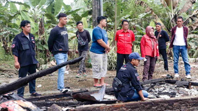 Kunjungi-Korban-Kebakaran-di-Pamalayan-Ciamis-Nanang-Permana-Berikan-Bantuan.jpeg