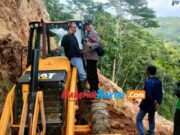 Longsor Tutup Jalan Penghubung di Mekarmukti Garut, Akses Warga Terganggu Longsor.jpg