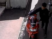 Terekam CCTV, Maling Beraksi dengan Santai Embat Motor Ninja Milik Pak RT di Tasikmalaya Maling-Motor-Ninja-di-Tasikmalaya.jpg
