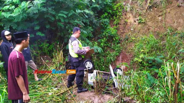 Mobil-Masuk-Jurang-Sedalam-25-Meter-di-Garut.jpg