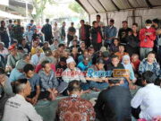 Pedagang Pasar Besi Tasikmalaya yang Kiosnya Hangus Terbakar Minta Garis Polisi Dibuka Pedagang-Pasar-Besi-Tasikmalaya-yang-Kiosnya-Hangus-Terbakar-Minta-Garis-Polisi-Dibuka.jpg