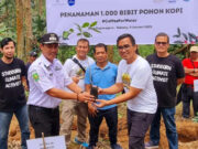 Danone-AQUA Kembangkan Kopi Konservasi di Cupunagara Subang Penyerahan-1000-pohon-kopi-oleh-Kepala-Pabrik-AQUA-Subang.jpg