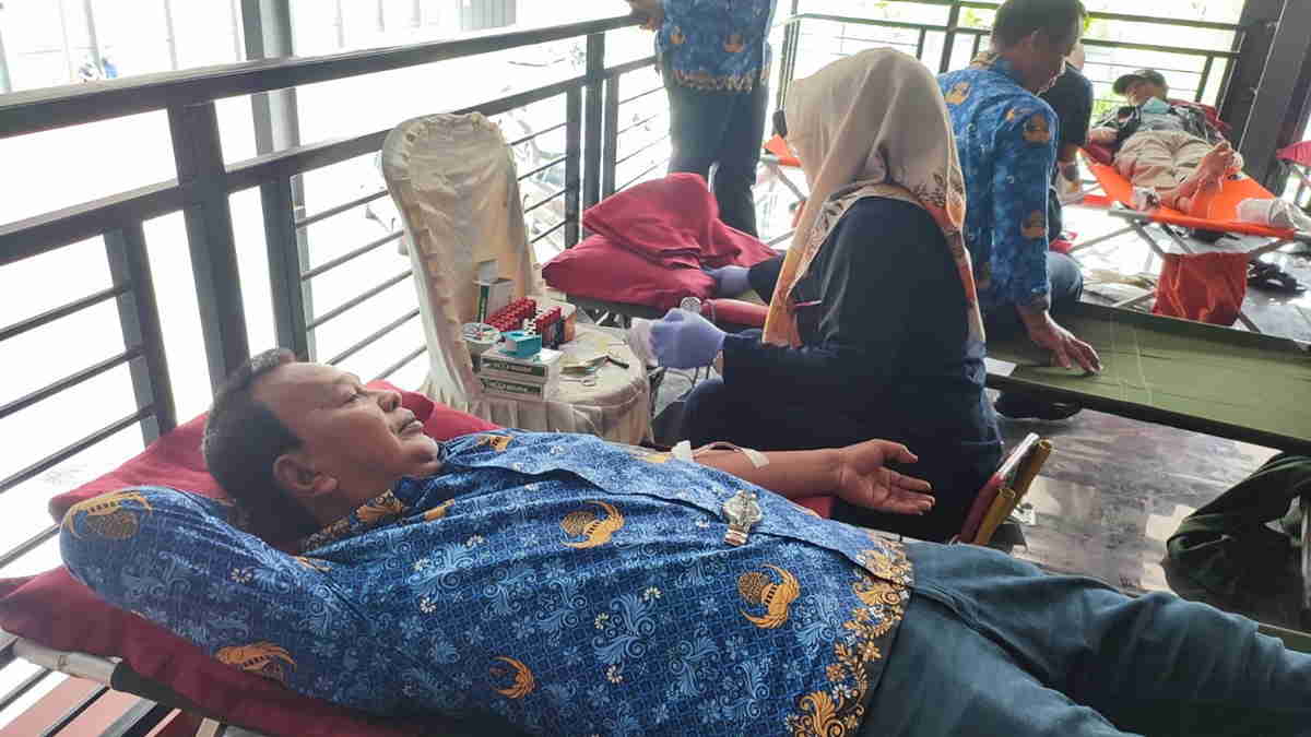 Rutin-Donor-Darah-Orang-Tua-Penderita-Thalasemia-di-Ciamis-Apresiasi-Doervoer.jpeg