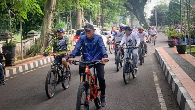 bupati-Subang-bersepeda.jpg