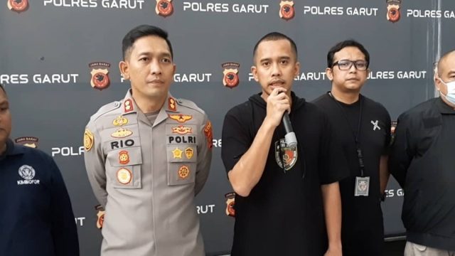 polisi-bongkar-makam-korban-pembunuhan-Wowon-Cs-di-Garut.jpg