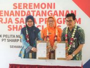 Sharp Indonesia berkomitmen membangun negeri melalui program Sharp Class 009-Foto-1-Perwakilan-Sharp-Indonesia-beserta-perwakilan-SMK-Pelita-Nusantara-menunjukan-penadatanganan-kerjasama-_800x450.jpg