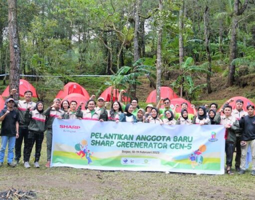 Lantik Anggota Baru Sharp Greenerator Gelar Pelatihan 010-Foto-1-Seluruh-anggota-Sharp-Greenerator-berfoto-dengan-seluruh-fasilitator-dan-Tim-Sharp-Indonesia_800x450.jpg