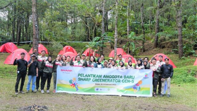 010-Foto-1-Seluruh-anggota-Sharp-Greenerator-berfoto-dengan-seluruh-fasilitator-dan-Tim-Sharp-Indonesia_800x450.jpg