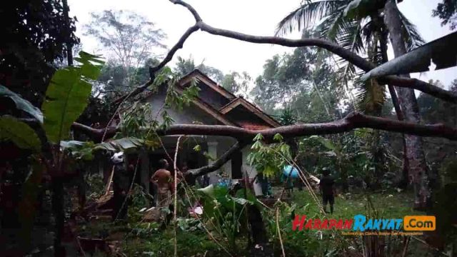 28-Rumah-Rusak-Akibat-Hujan-Deras-dan-Angin-Kencang-Melanda-Karangpawitan-Ciamis.jpg