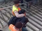 Diduga Curi Laptop, Pria Penumpang KRL di Jaksel Diamankan Petugas Diduga-Curi-Laptop-Pria-Penumpang-KRL-di-Jaksel-Diamankan-Petugas.jpeg