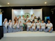 Sharp tingkatkan kesadaran peduli lingkungan siswa sekolah di Surabaya Foto-1-Sharp-bersama-sekolah-melakukan-photo-bersama_800x533.jpg