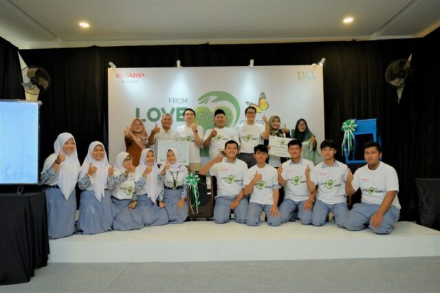 Foto-1-Sharp-bersama-sekolah-melakukan-photo-bersama_800x533.jpg