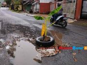 Jalan Berlubang di Kota Banjar Ini Ancam Nyawa Pengendara Jalan-Berlubang-di-Kota-Banjar.jpg