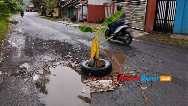 Jalan-Berlubang-di-Kota-Banjar.jpg