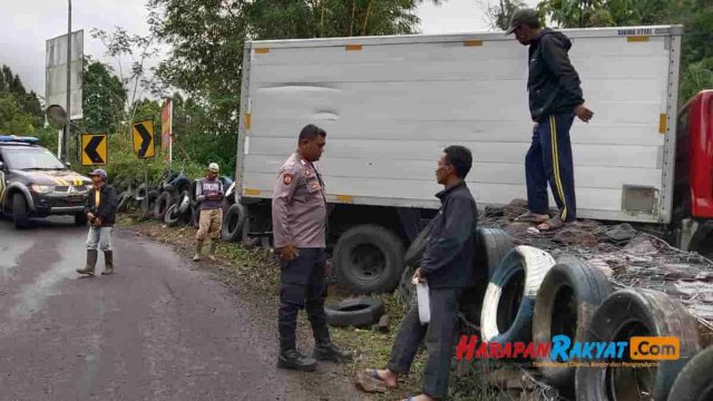 Kecelakaan-Tunggal-di-Tanjakan-Panganten-Garut-Truk-Bawa-Sembako-Hampir-Masuk-Jurang.jpg