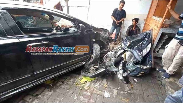 Laka-Lantas-di-Bekasi-4-Motor-dan-3-Gerobak-Pedagang-Ditabrak-Sedan.jpg