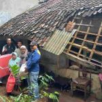 Miris-Rumah-Lansia-di-Mekarjaya-Ciamis-Nyaris-Ambruk-Dinsos-Berikan-Bantuan.jpg